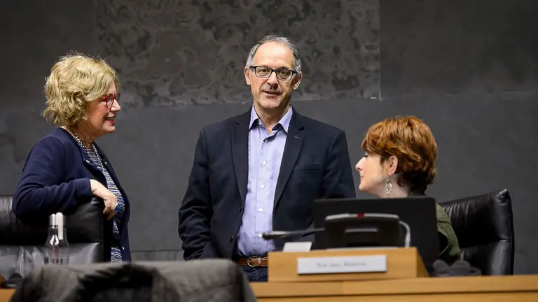 Los parlamentarios de EH Bildu, Miren Aranoa, Adolfo Araiz y Bakartxo Ruíz(d) hablan minutos antes de comenzar el pleno del Parlamento. PABLO LASAOSA