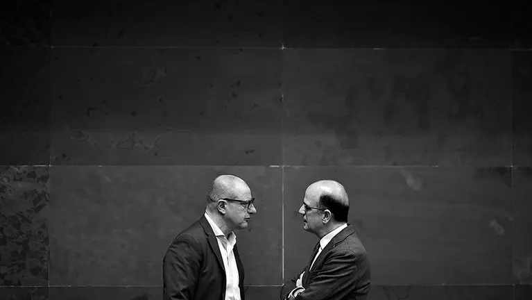 Carlos Gimeno, del PSN (i), habla con Alberto Catalán, de UPN. PABLO LASAOSA