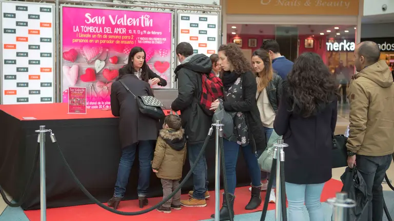 El centro comercial Itaroa ha celebrado San Valentín repartiendo más de 2500 regalos entre sus clientes CEDIDA