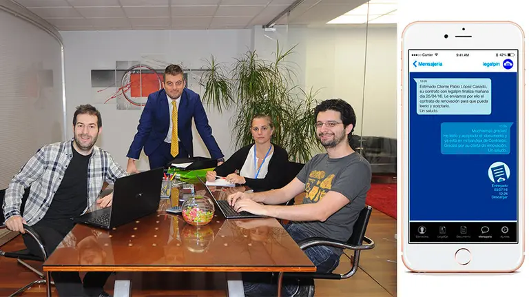 El equipo de LEGALPIN y la aplicación en el móvil.