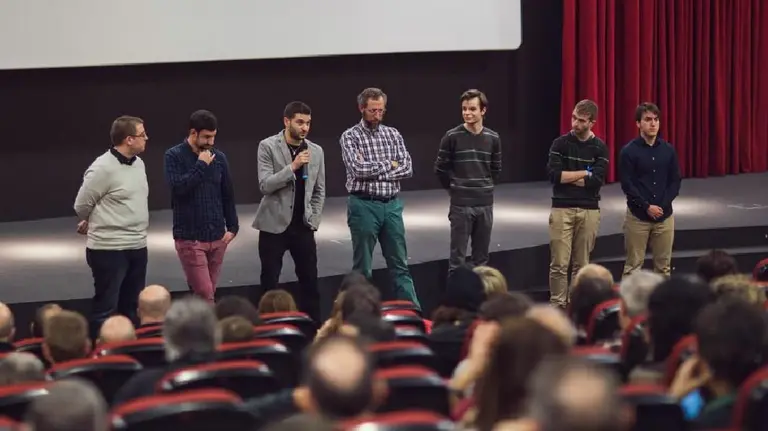 A la izquierda, el equipo de Soñar es Gratis. A la derecha, tres de los cuatro componentes de Eiffel Men.