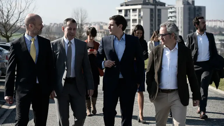 El presidente de Ciudadanos, Albert Rivera, junto a Carlos Pérez-Nievas, en su primera visita a Pamplona. PABLO LASAOSA