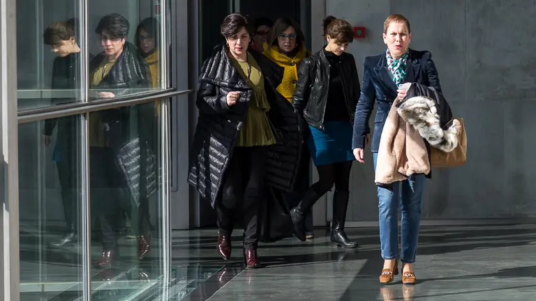 La presidenta del Gobierno de Navarra, Uxue Barkos, comparece en comisión para explicar la gestión en el departamento de Educación. IÑIGO ALZUGARAY