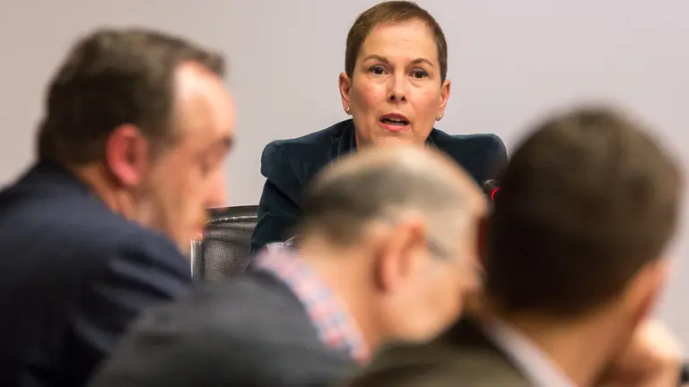 La presidenta del Gobierno de Navarra, Uxue Barkos, comparece en comisión para explicar la gestión en el departamento de Educación. IÑIGO ALZUGARAY