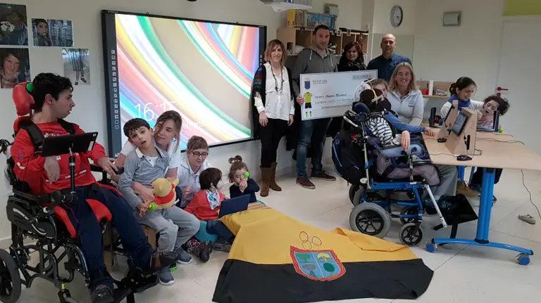 Lagunak se solidariza