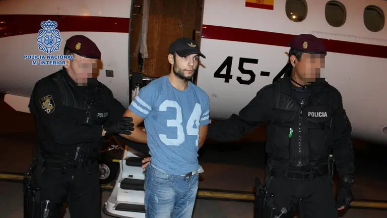 Imagen del traslado de Sergio Morate, presunto asesino de su ex novia y una amiga, tras ser detenido en Rumanía POLICÍA NACIONAL