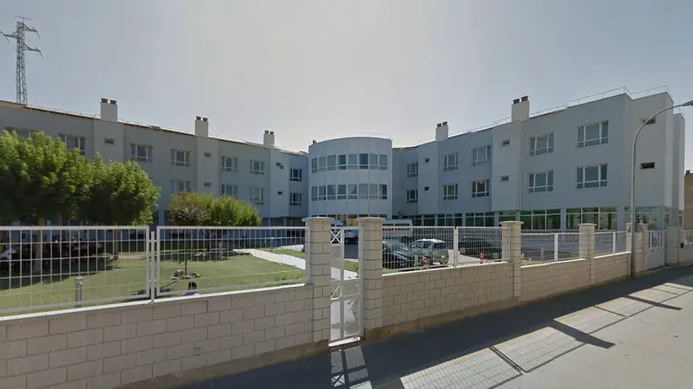 Imagen del exterior y el patio de la residencia de ancianos de San Adrián, situada en la calle Santa Gema ARCHIVO