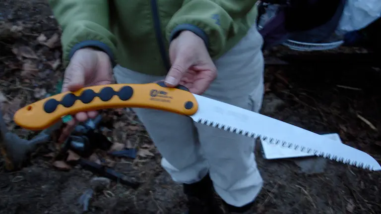 Un hombre muestra en una fotografía un serrucho ARCHIVO