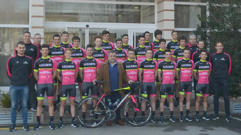 Equipo ciclista Lizarte 2017 en Orcoyen.