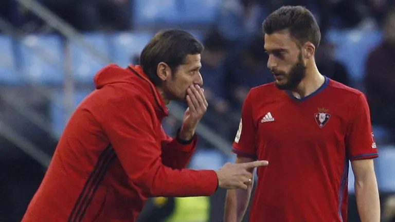 El entrenador del Osasuna Petar Vasiljevic (i) convesa con el centrocampista Roberto Torres durante el encuentro correspondiente a la jornada 23 de primera división contra el Celta de Vigo, que disputan esta noche en el estadio de Balaídos, en Vigo. EFE/Salvador Sas