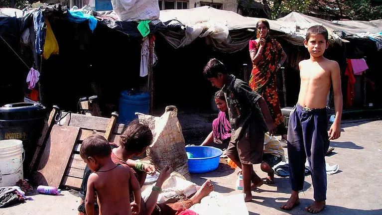 Zona de chabolas en la India. SIMON STEINBERGER