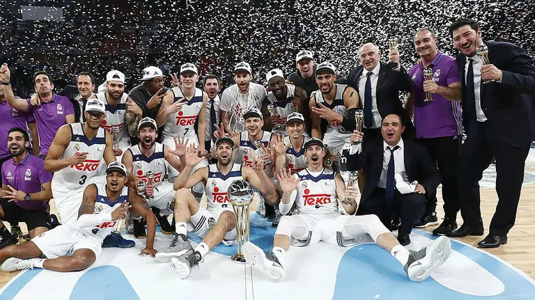 Los jugadores del Real Madrid celebran el título en Vitoria. Twitter Copa del Rey.