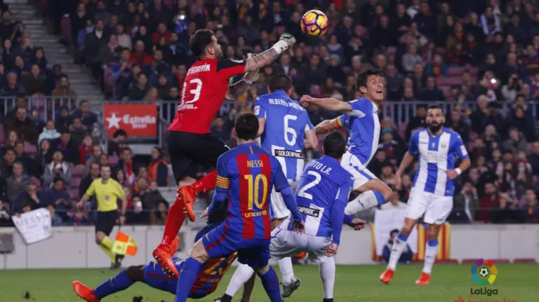 La defensa del Leganés en acción ante el Barcelona. Lfp.