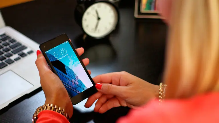 Una mujer trabajando desde su despacho. ARCHIVO