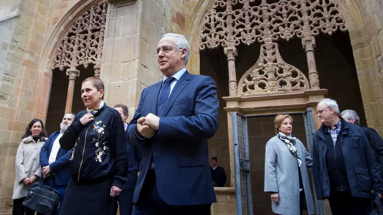 GRA308. NÁJERA (LA RIOJA), 20/02/2017.- El presidente del Gobierno de La Rioja, José Ignacio Ceniceros (d), y la presidenta de Navarra, Uxue Barkos (iz), durante la reunión del Patronato de Santa María la Real que se celebrará en el Monasterio de Santa María la Real de Nájera, en la que se analizará la situación que plantea la decisión de los Franciscanos de abandonar el monasterio y se valorarán posibles alternativas y soluciones. EFE/Raquel Manzanares
