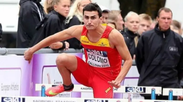 Javier Colomo en acción durante una prueva de vallas. Instagram.