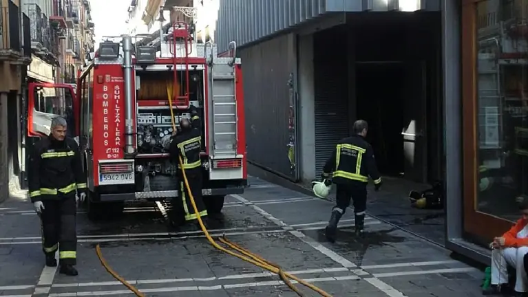 Bomberos en el Aquavox sofocando el incendio.