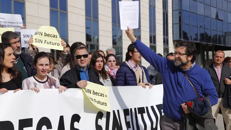 Decenas de familias y estudiantes de la UNAV se concentran frente al Palacio de Justicia de Navarra. ÍÑIGO ALZUGARAY (8)