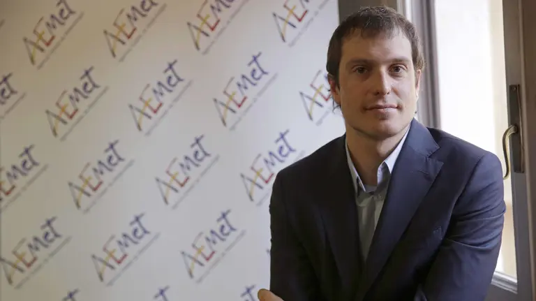 GRA453. PAMPLONA, 21/02/2017.- El pamplonés Pedro Oria Iriarte, que fue nombrado delegado de AEMET en Navarra el pasado 15 de febrero, durante la entrevista concedida a Efe en la que ha asegurado que un meteorólogo no puede "aburrirse" en la Comunidad foral, por su clima cambiante y las grandes diferencias existentes entre territorios del norte y del sur. EFE/Villar López