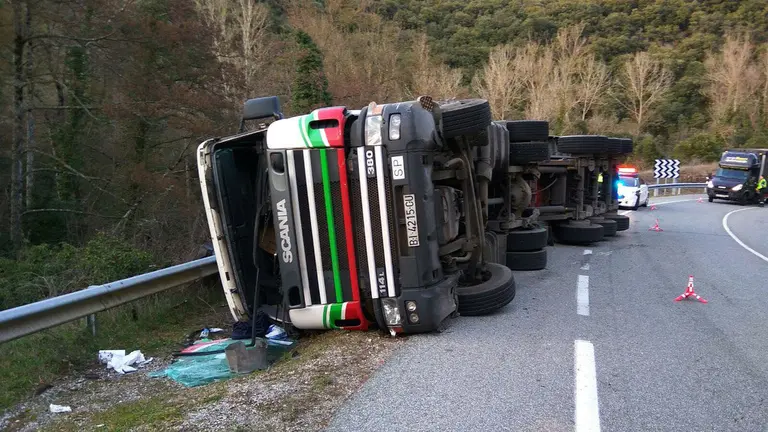 Camión cargado de chatarra volcado entre Acedo y Zúñiga.