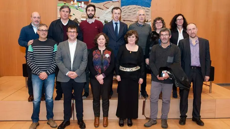 La consejera Elizalde y Eva García Balaguer, en el centro, con los ponentes de la jornada.GOBIERNO DE NAVARRA