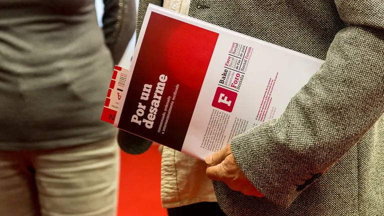 El Foro Social Permanente presenta en el Parlamento de Navarra su diagnóstico sobre el desarme de ETA (05). IÑIGO ALZUGARAY