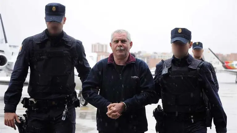 Fotografía facilitada por la Policía Nacional quienes han trasladado hoy desde Francia al miembro de ETA Luis Enrique Garate Galarza. EFE