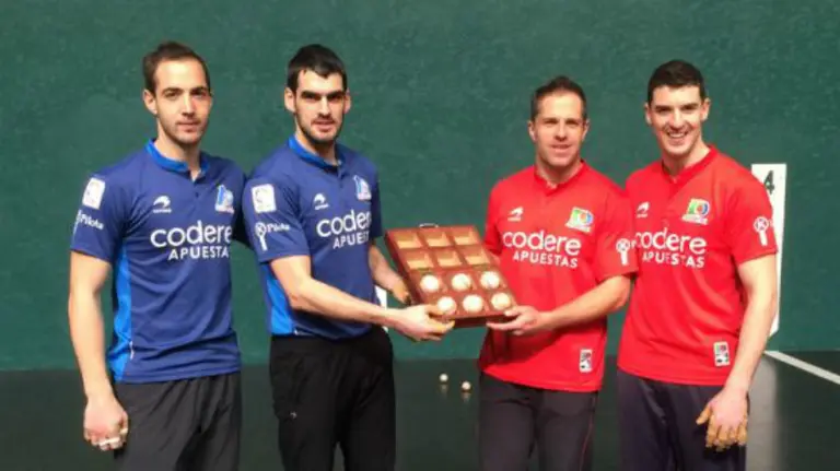 Los cuatro pelotaris sostienen el cestaño en el Labrit.