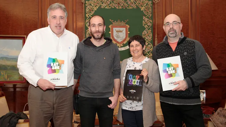 El alcalde de Pamplona, Joseba Asirón, recibe a representantes de AEK que le han presentado la campaña de la Korrika.