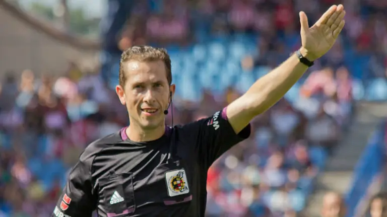 El árbitro González González.