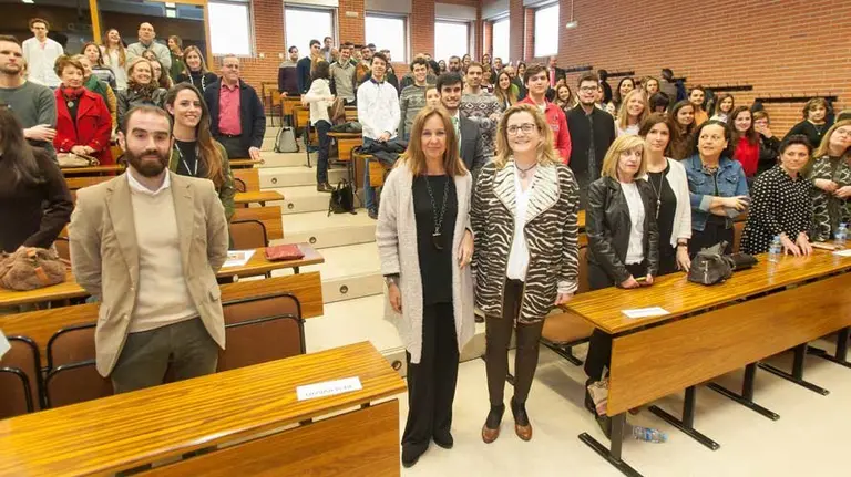 María Dueñas junto a la decana de la Facultad de Filosofía y Letras, Rosalía Baena, y los asistentes a la conferencia en la Universidad de Navarra. CEDIDA
