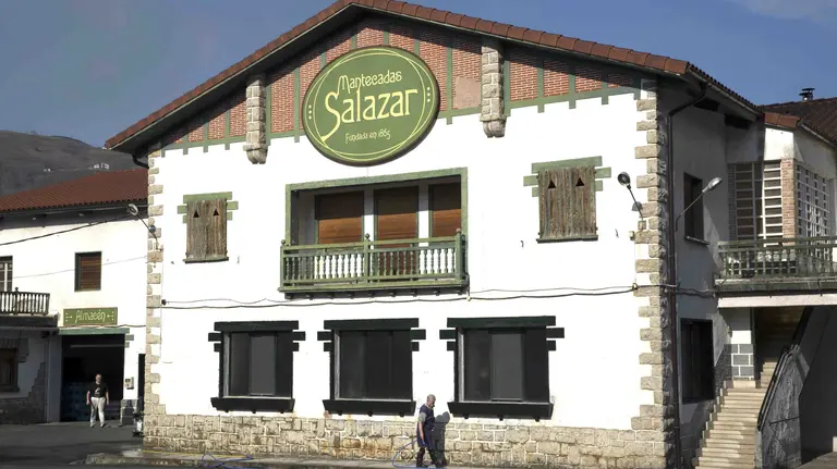 Obrador Mantecadas Salazar, de la localidad navarra de Elizondo, donde se ha rodado gran parte de la película "El guardián invisible", basada en la popular novela negra del mismo nombre, que hoy se estrena en Pamplona con la presencia del director, Fernando González Molina, los actores de la cinta y la autora del libro, Dolores Redondo. /EFE/Villar López