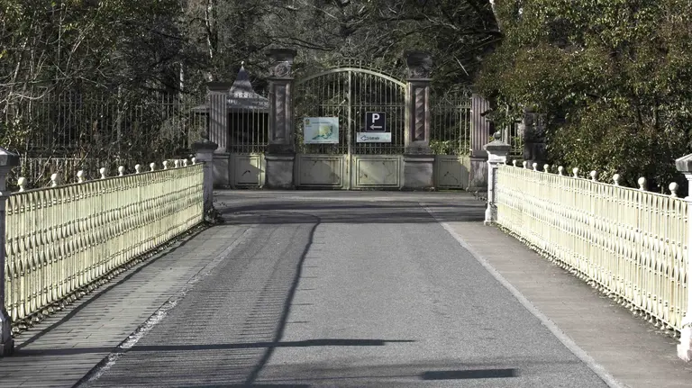 Entrada al parque Señorío de Bértiz en el Valle de Baztán (Navarra,) donde se ha rodado gran parte de la película "El guardián invisible", basada en la popular novela negra del mismo nombre, que hoy se estrena en Pamplona con la presencia del director, Fernando González Molina, los actores de la cinta y la autora del libro, Dolores Redondo. EFE/Villar López