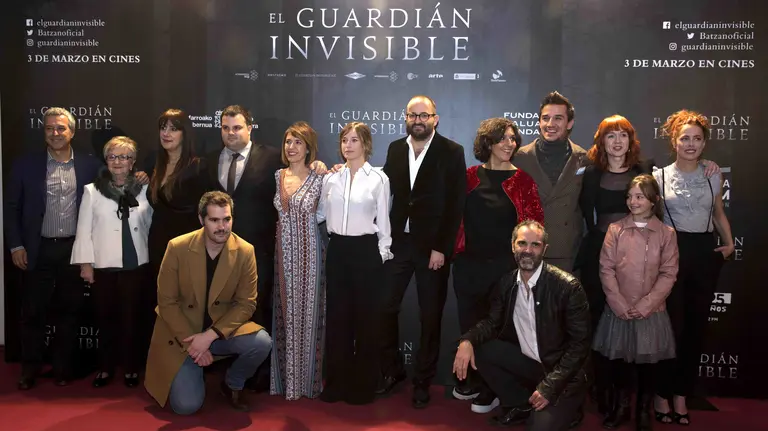 El equipo de la película &#34;El Guardián Invisible&#34;, posa para los gráficos durante la presentación oficial hoy en Pamplona, un film del director Fernando González basado en la popular novela negra del mismo nombre de la escritora Dolores Redondo. /EFE/Villar López