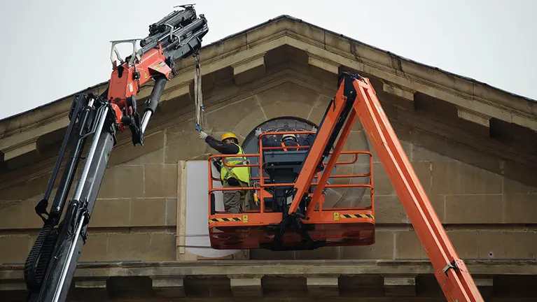 Colocación del friso con el escudo de Navarra en la sede del Gobierno. MIGUEL OSÉS (1)