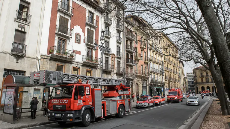 Bomberos y Policía Foral intervienen en el Paseo de Sarasate. PABLO LASAOSA