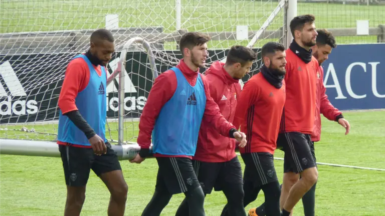 Los jugadores de Osasuna trasladan una portería.