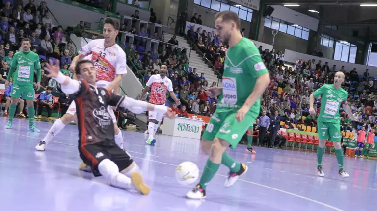 Rafa Usín, del Magna Gurpea, ante El Pozo en el Anaitasuna.