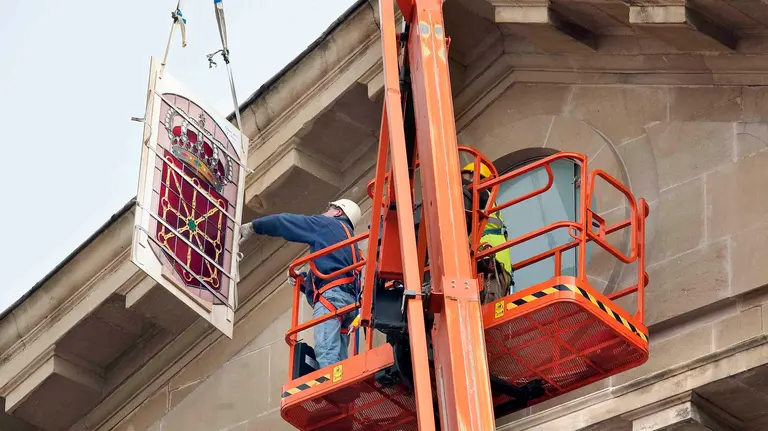 Friso de la Diputación de Navarra, sede del Gobierno, con el nuevo escudo. GN