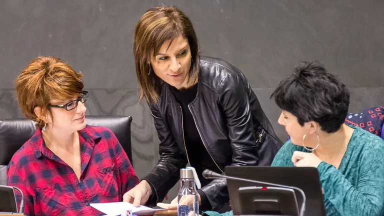 Pleno del Parlamento de Navarra. Bakartxo Ruiz, Nuria Medina y Asun Fernández de Garaialde (01). IÑIGO ALZUGARAY