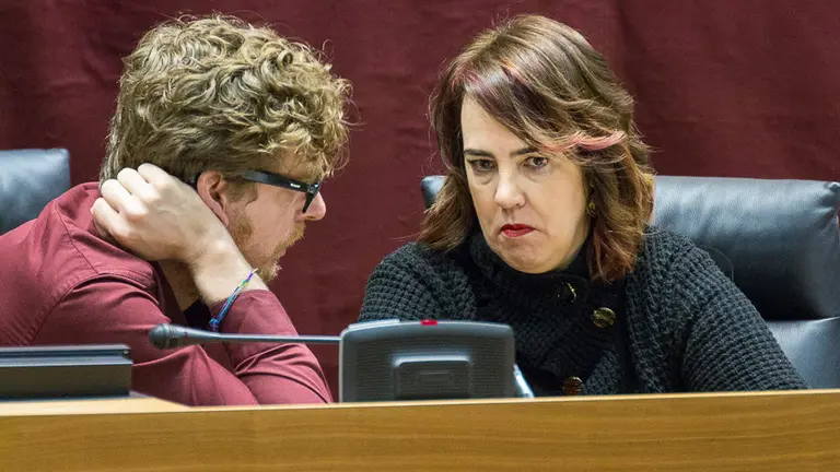 Pleno del Parlamento de Navarra. Maiorga Ramirez y Ainhoa Aznárez (02). IÑIGO ALZUGARAY