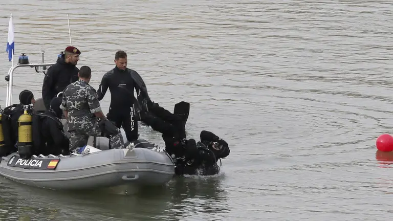 Los buzos en la tercera jornada de búsqueda de Marta del Castillo. EFE