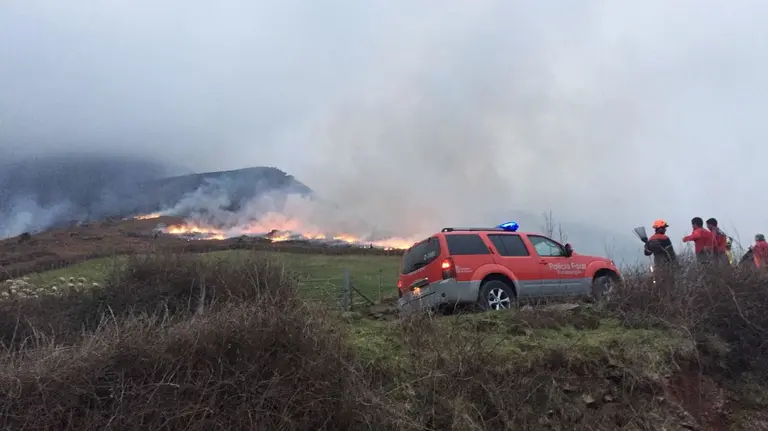 Un incendio ha afectado a una superficie de unas 10 hectáreas de matorral y helechos en la regata de Aritzakun, en Erratzu.
