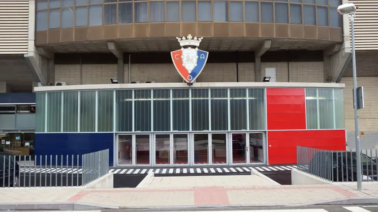 Entrada a los vestuarios del estadio de El Sadar