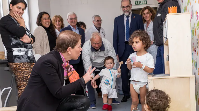 La presidenta del Gobierno de Navarra, Uxue Barkos, y el consejero de Salud, Fernando Domínguez, visitan las obras de remodelación de la cuarta planta de Maternal del Complejo Hospitalario de Navarra. IÑIGO ALZUGARAY