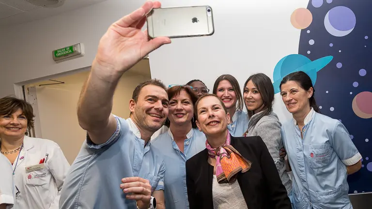 La presidenta del Gobierno de Navarra, Uxue Barkos, y el consejero de Salud, Fernando Domínguez, visitan las obras de remodelación de la cuarta planta de Maternal del Complejo Hospitalario de Navarra. IÑIGO ALZUGARAY