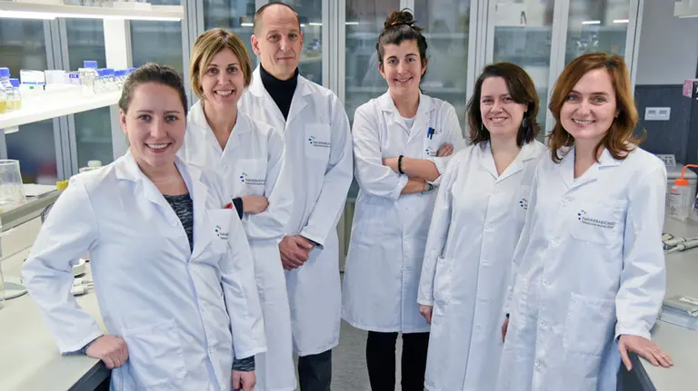 Investigadores de la UPNA en Navarrabiomed. De izq. a dcha. Sonia Sáenz, Jaione Valle, Iñigo Lasa, Saioa Burgui, Begoña García y Cristina Solano.