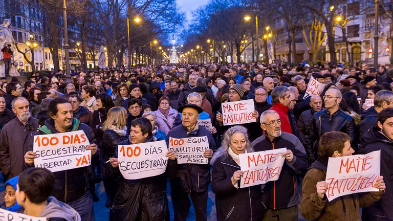 Multitudinaria concentración para exigir la puesta en libertad de los jóvenes de Alsasua acusados de una agresión a dos guardias civiles y sus parejas (05). IÑIGO ALZUGARAY