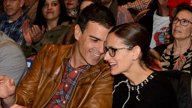Pedro Sánchez, en Burlada, con socialistas navarros en un acto de campaña a la secretaría general. PABLO LASAOSA 08