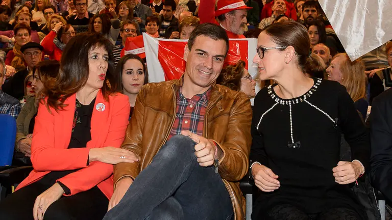 Pedro Sánchez, en Burlada, con socialistas navarros en un acto de campaña a la secretaría general. PABLO LASAOSA 09